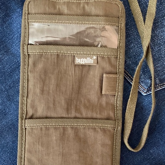 🎉SALE🎉Baggallini Army Green Crossbody Organizer - Picture 1 of 2